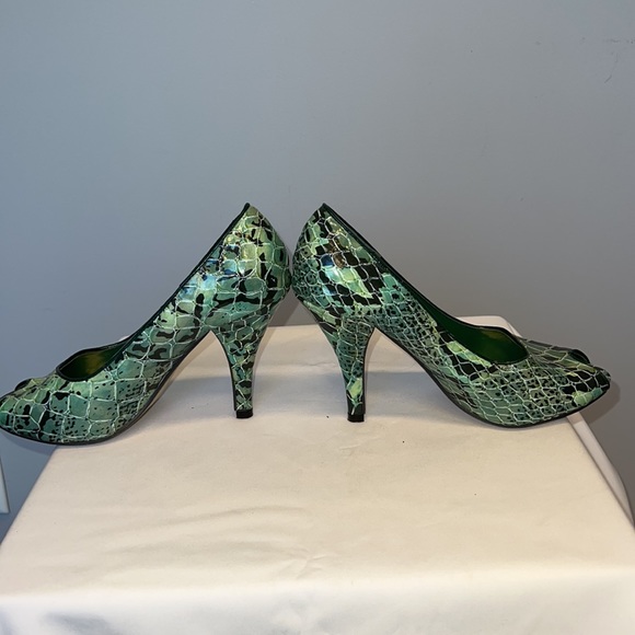 Turquoise faux snakeskin peep toe heels - Picture 6 of 10